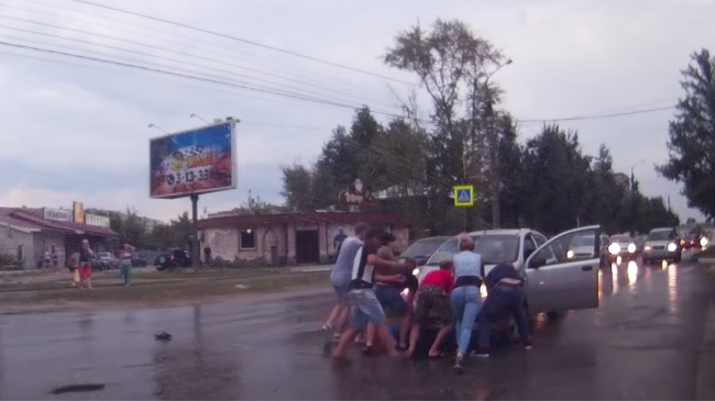 Свидетели чудовищного ДТП извлекли сбитого пешехода из-под машины во Владимирской области