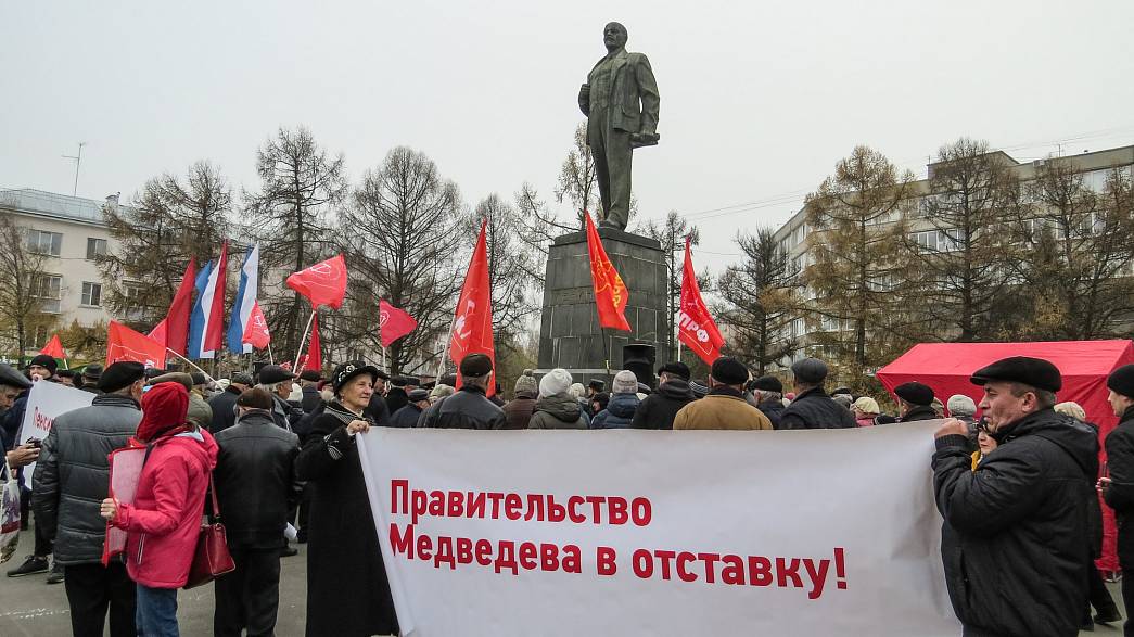 Коммунисты потребовали отправить в отставку правительство Медведева
