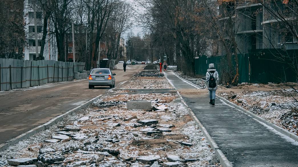 Жители Владимира жалуются на огромный газон, который сузил дорогу и тротуар