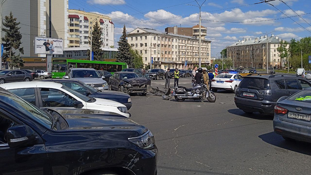 Женщина-байкер пострадала в аварии на Садовой площади
