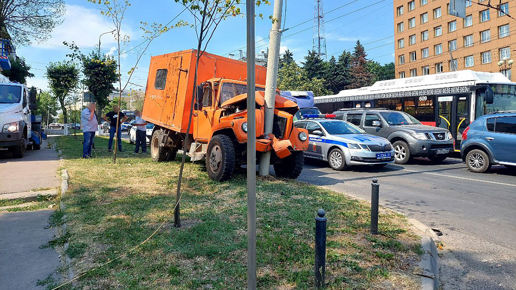 Грузовик аварийной службы «Владимирводоканала» врезался в столб, пострадали шестеро рабочих