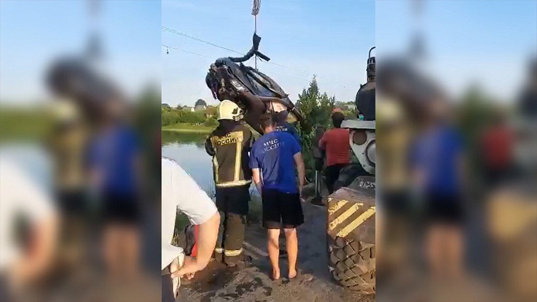 Во Владимирской области автомобиль вылетел с дамбы и утонул в реке