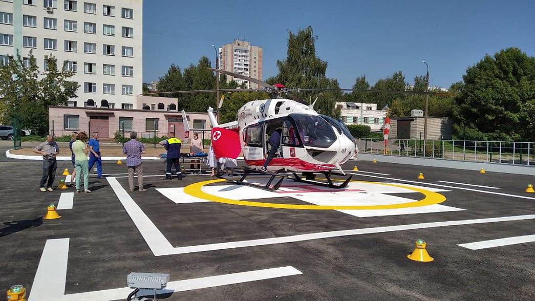 С вертолетной площадки у ОДКБ экстренно эвакуировали подростка с тяжелой травмой