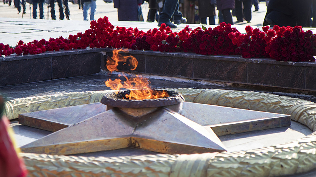 Мемориал защитникам Отечества на площади Победы украсили алые цветы