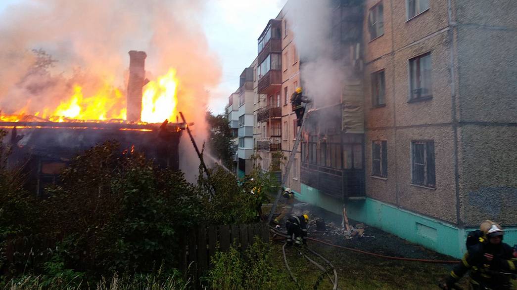 Во Владимире загорелся заброшенный дом. Огонь перекинулся на стоящую рядом пятиэтажку