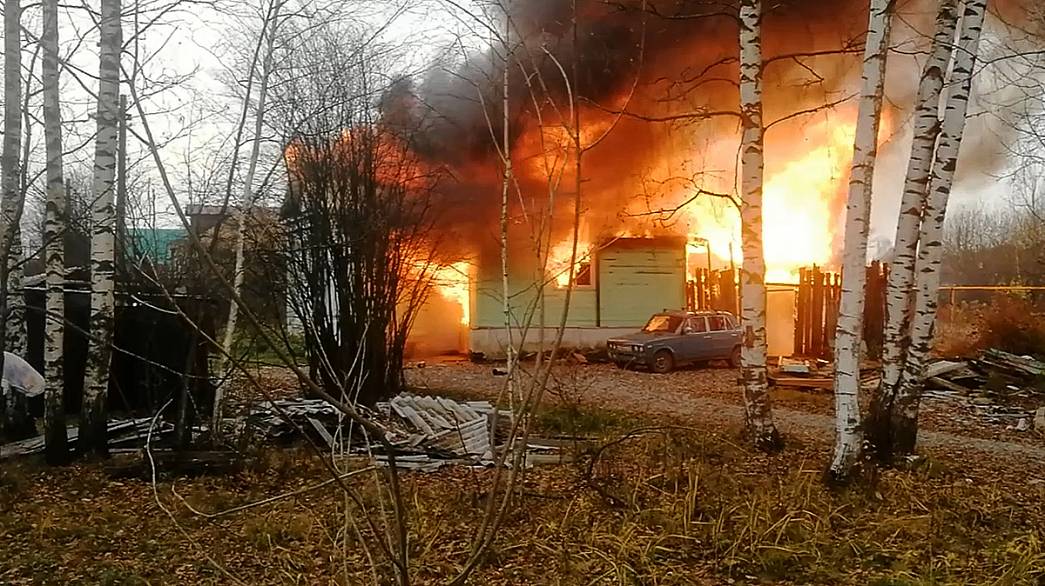 На пожар в Лемешках спасателям пришлось тянуть шланги из Оргтруда. Без крова над головой остались 5 детей