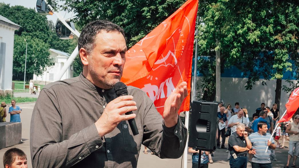 Депутат ЗакСобрания Максим Шевченко пригрозил единороссам протестами, если они не пойдут на диалог с коммунистами