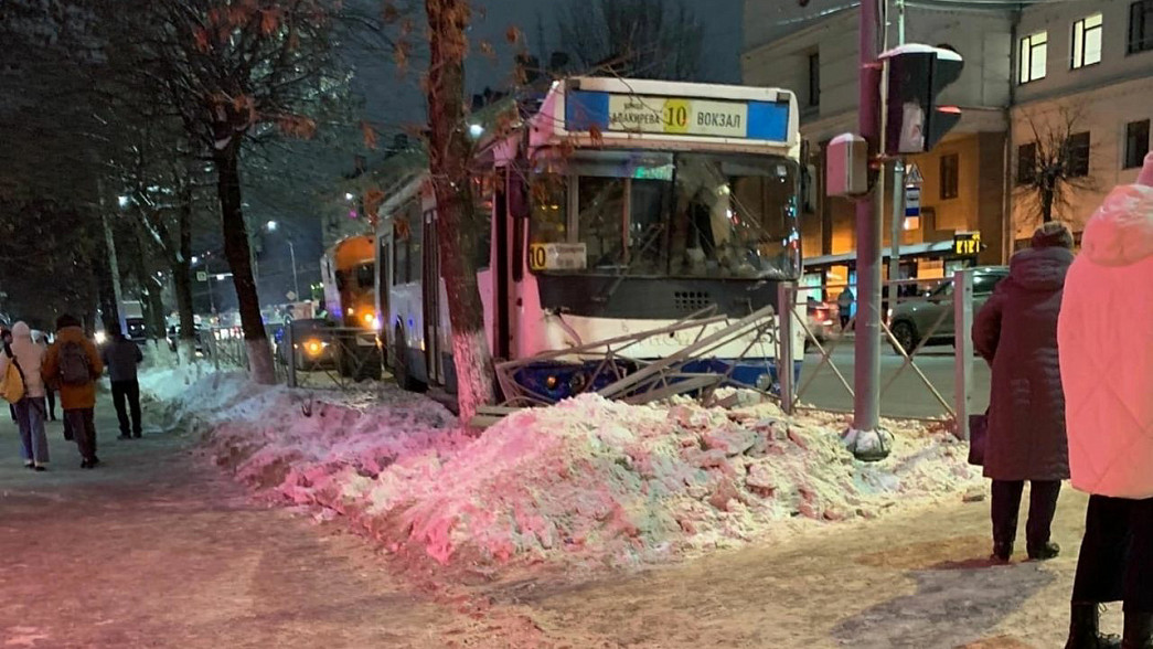 Во Владимире троллейбус врезался в ограждение у остановки общественного транспорта