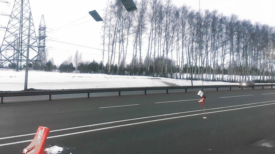 Сильный ветер повредил тросы с дорожными знаками над федеральной трассой М-7 во Владимирской области. Дорожники обещают заменить конструкции на более надежные