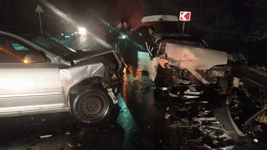 В лобовом столкновении двух легковых автомобилей пострадали трое детей