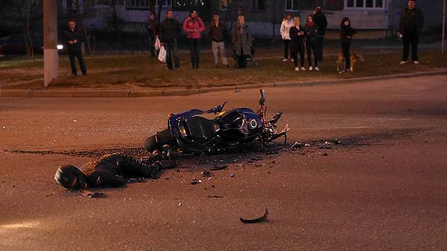 Четверо пострадавших при столкновении легковушки и мотоцикла