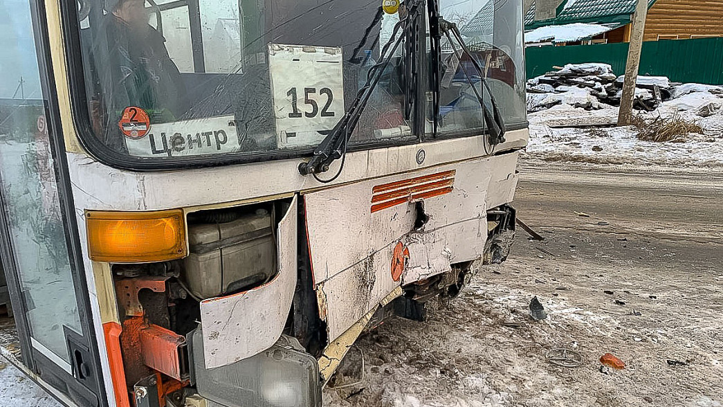 18-летний водитель протаранил пассажирский автобус