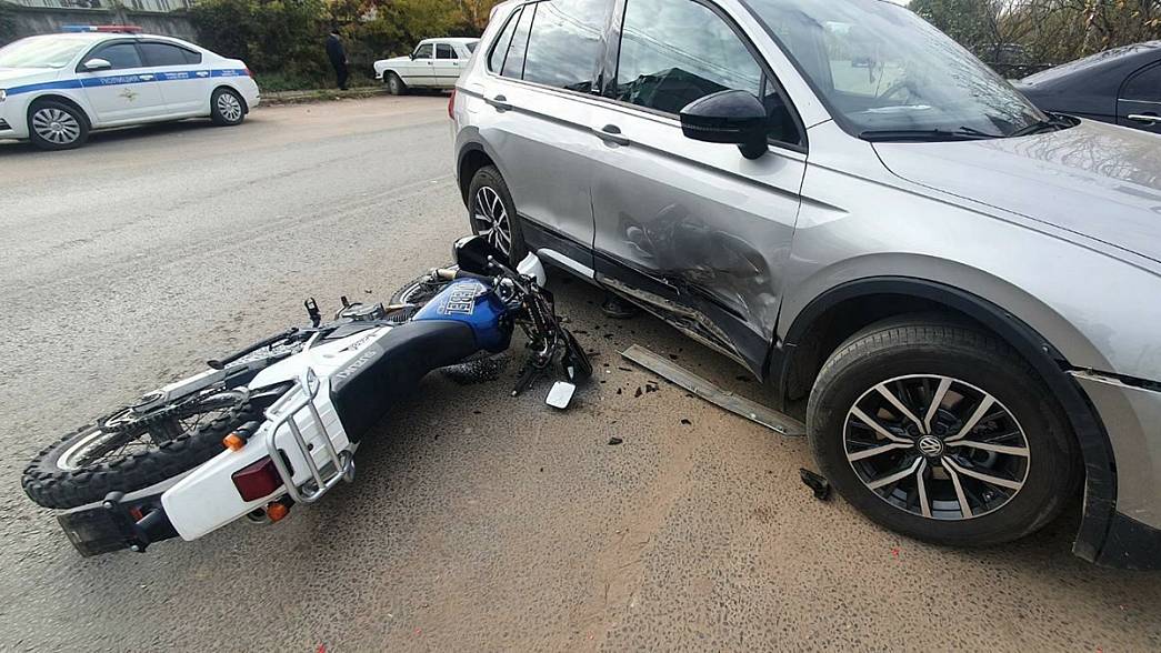 44-летний водитель мотоцикла Suzuki погиб под колесами автомобиля  Volkswagen