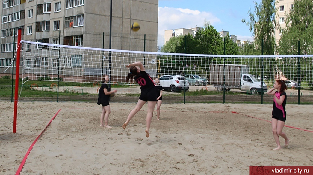 Пляжный волейбол среди владимирских многоэтажек