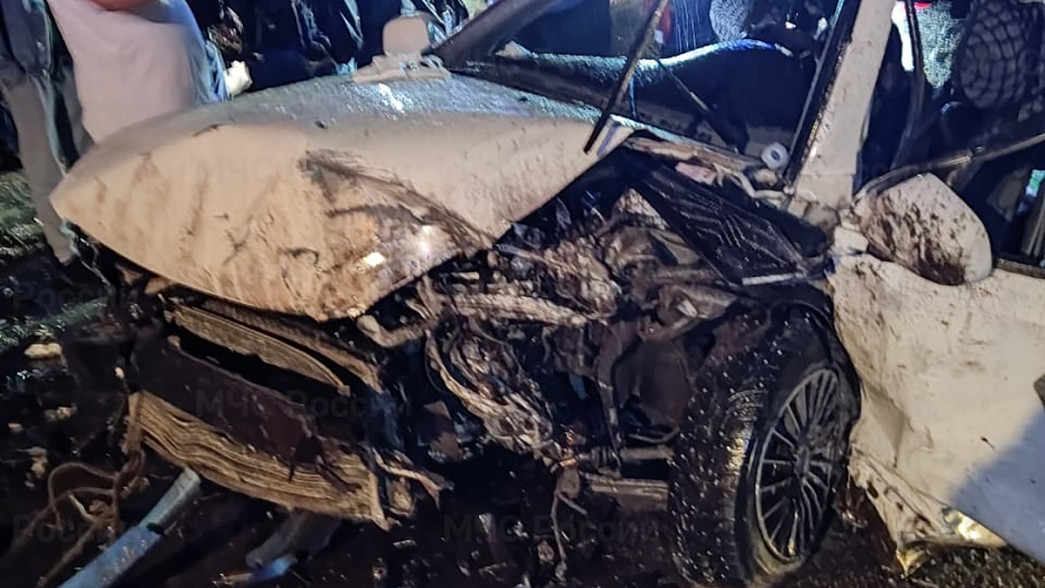 В лобовом столкновении легковых автомобилей - шесть пострадавших и один погибший