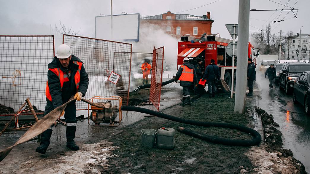 Тепловики пока не могут приступить к устранению последствий коммунальной аварии, из-за которой тысячи жителей города Владимира остались без тепла и горячей воды