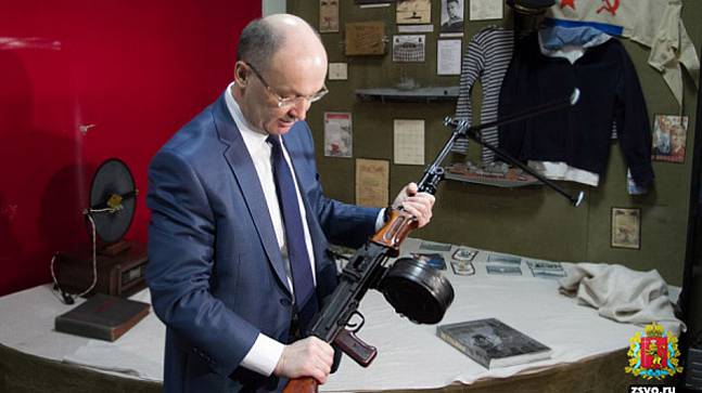 Спикер ЗакСобрания подарил музею пулемет