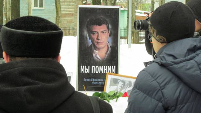 Немцова вспоминали под грохот тракторов