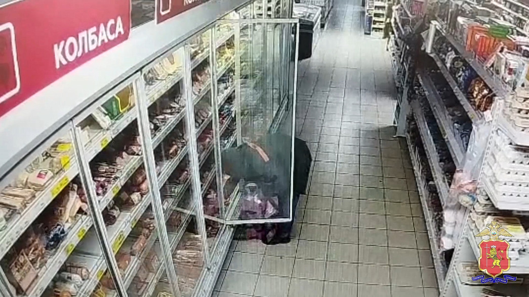 В Киржаче ночной воришка так увлекся «промыслом» в местном супермаркете, что не заметил подъехавших на вызов полицейских