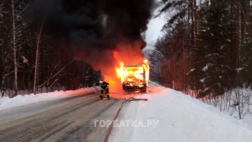 В Селивановском районе на трассе сгорел пассажирский автобус