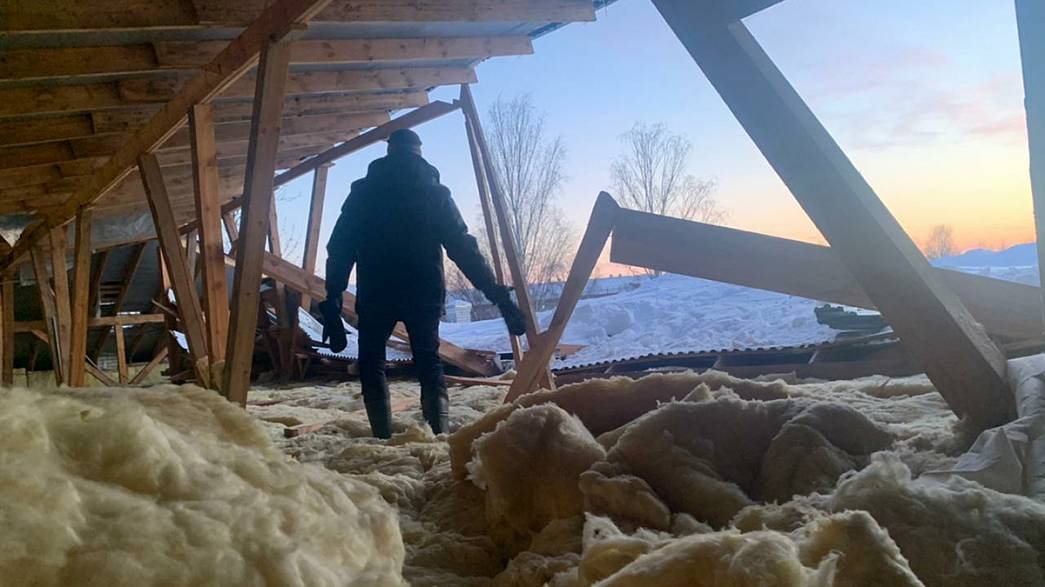 В городе Собинка Владимирской области под тяжестью снега обрушилась кровля торгового центра