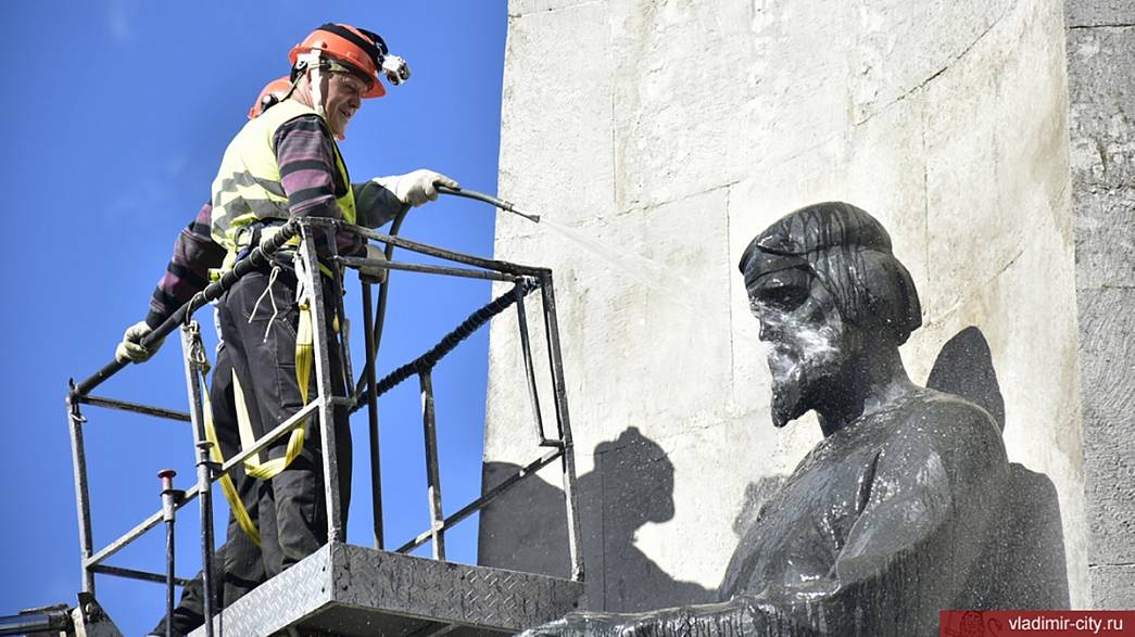 Во Владимире отмыли от пыли и надписей монумент на Соборной площади, установленный в честь 850-летия города