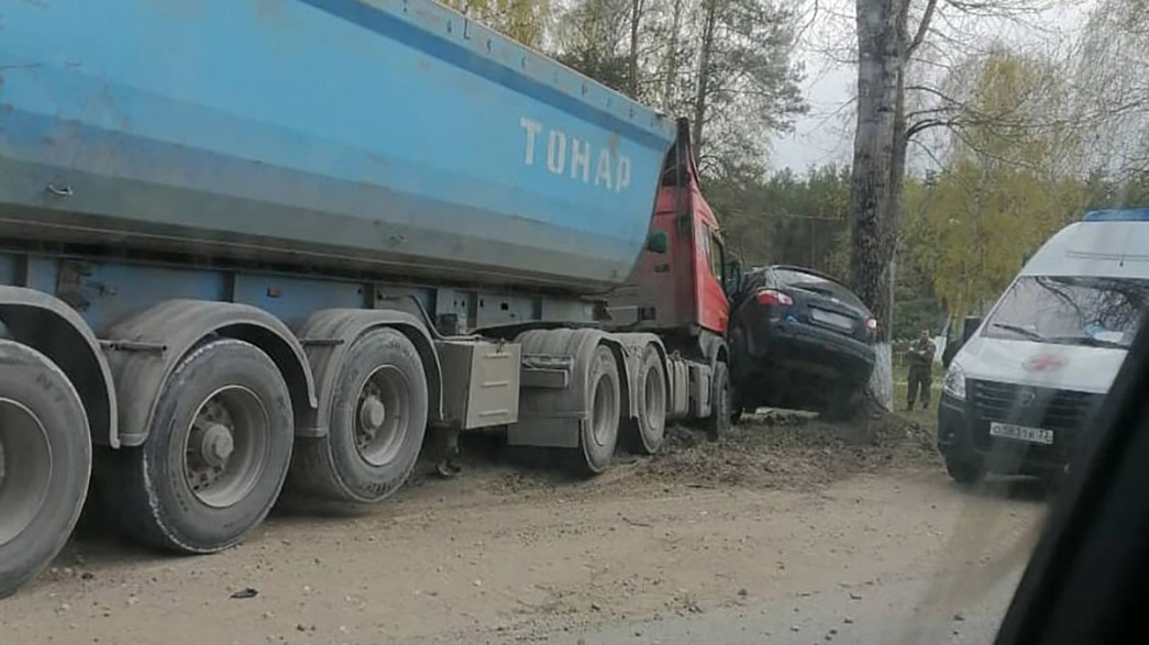 Автомобиль «Ниссан» выехал с обочины на дорогу и попал под грузовой тонар. Водитель погиб