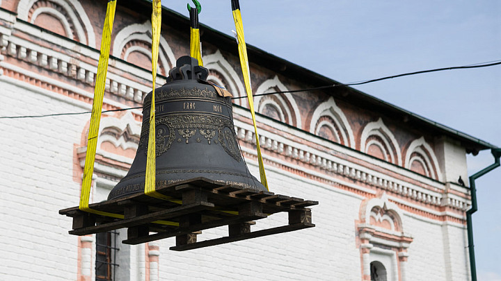 На Никольскую церковь в Суздале подняли 11 колоколов