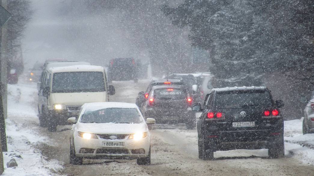 Оценки качества уборки города Владимира от редкого в этом году снега разошлись. Власти заявляют, что справляются с ситуацией в снегопад, а интернет фиксирует проблемы на дорогах