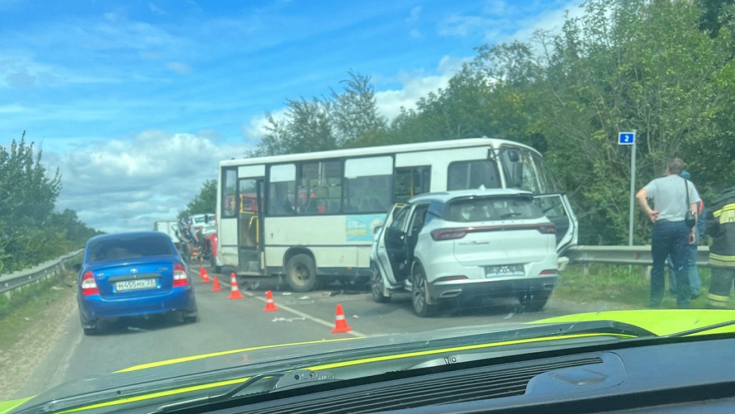 На дороге между Лакинском и Собинкой столкнулись автобус и три легковых машины