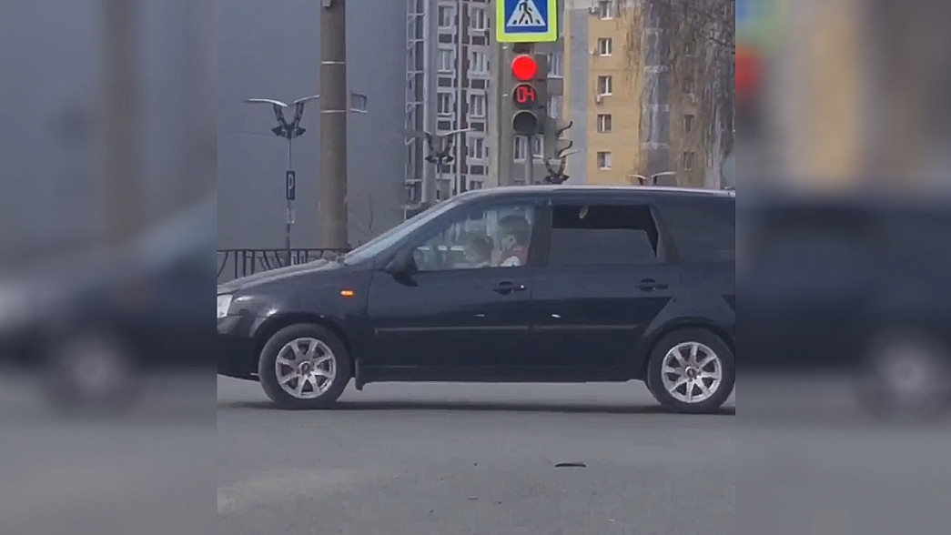 Полиция оштрафовала жительницу Коврова, которая управляла автомобилем с малышом на руках. Ее вычислили по видео в соцсетях