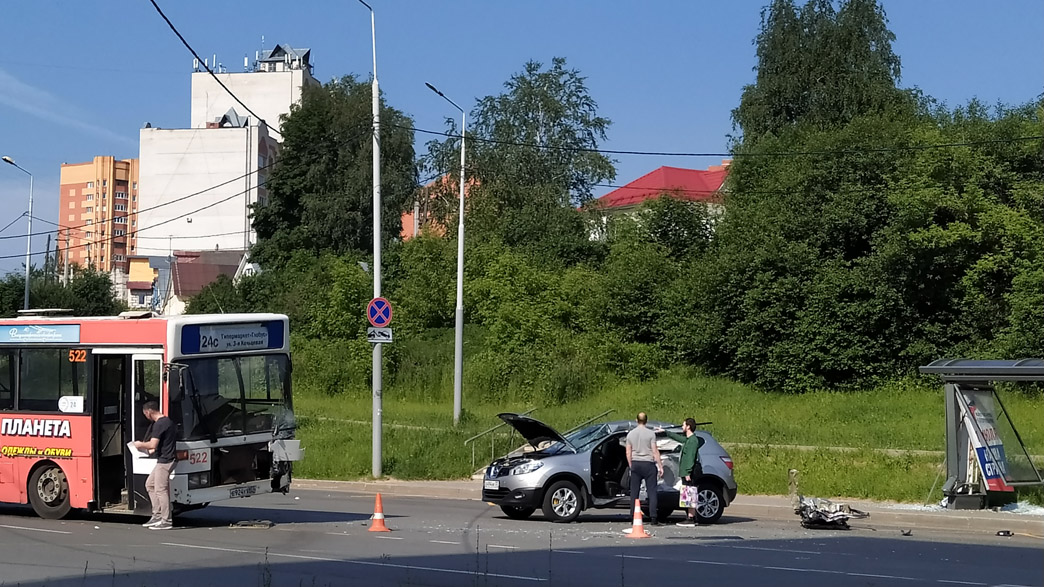 На конечной автобусной остановке в микрорайоне 8-ЮЗ города Владимира столкнулись пассажирский автобус и кроссовер, пострадали три человека