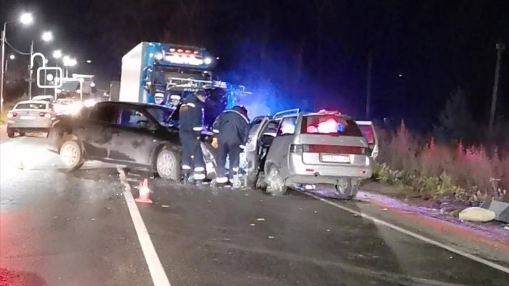 В лобовом столкновении двух автомобилей погиб 22-летний пассажир легковой машины