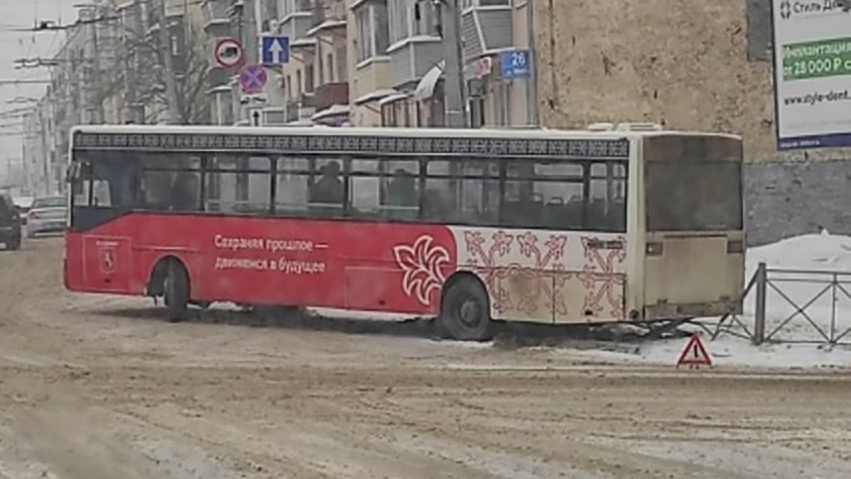 Почему зимой под окнами владимирской мэрии общественный транспорт становится неуправляемым