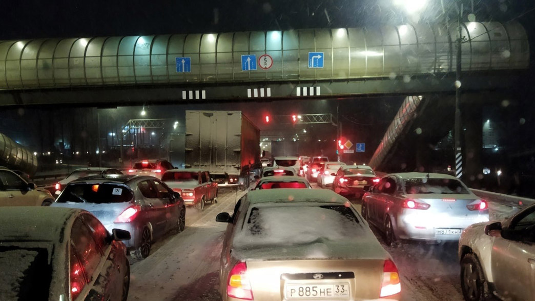 Первый серьезный снегопад остановил движение во Владимире и на федеральных трассах