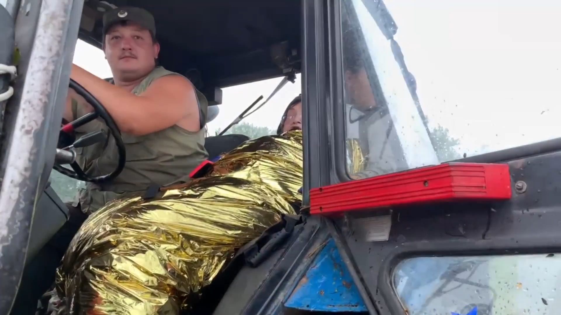 Владимирские поисковики на тракторах больше 5 часов эвакуировали из лесной чащи двух пенсионерок