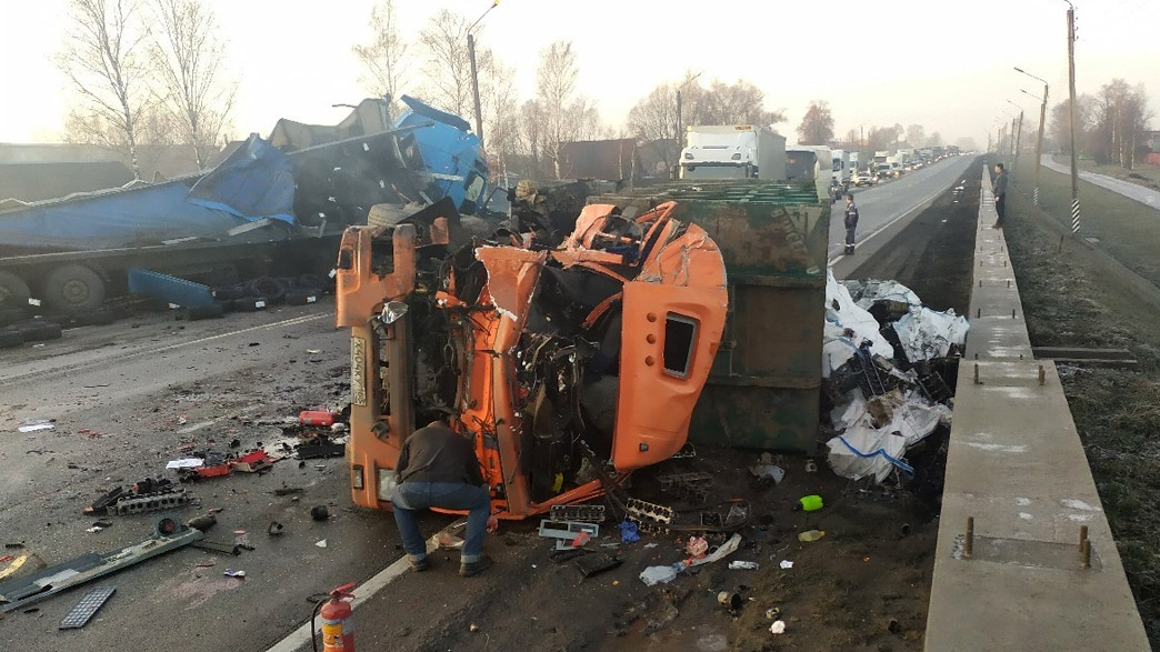 Столкновение двух большегрузов в районе моста возле Ворши спровоцировало серьезную транспортную пробку на федеральной трассе М-7