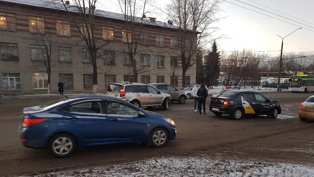 В городе Владимире пьяный водитель на автомобиле «Хендай» врезался в здание колледжа