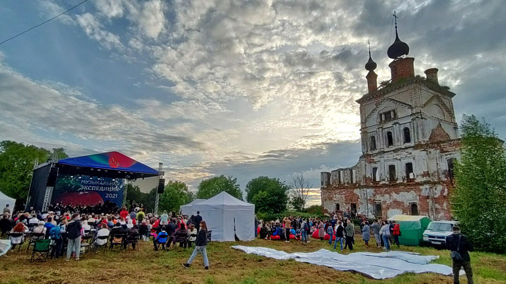 Классика в руинах: «Музыкальная экспедиция» дала концерт в селе Весь Суздальского района