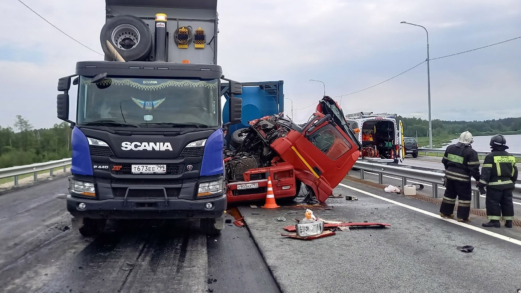 При столкновении КАМАЗа и дорожной техники на платной скоростной трассе М-12 под Владимиром погиб дорожный рабочий