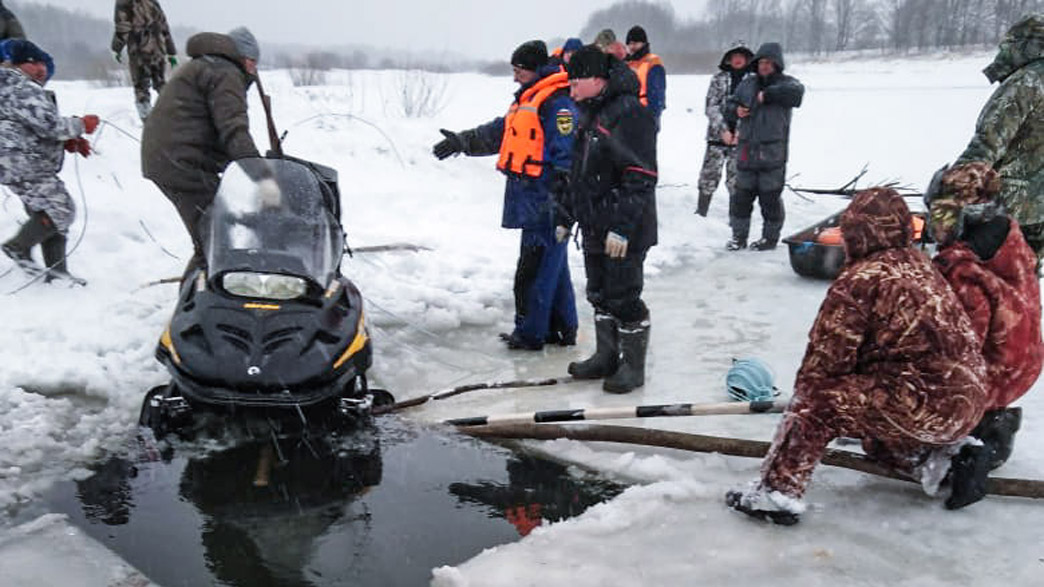В Оке ищут тела провалившихся под лед рыбаков, их снегоход уже вытащили из воды
