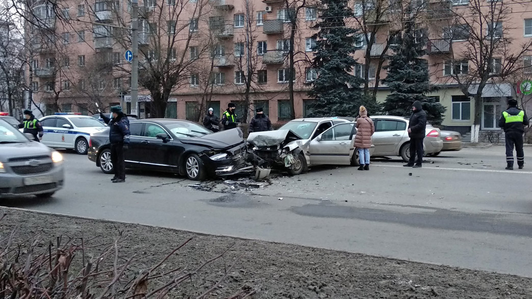 В автомобильной аварии с участием четырех машин на проспекте Ленина, которая спровоцировала большие пробки в городе Владимире, погиб человек