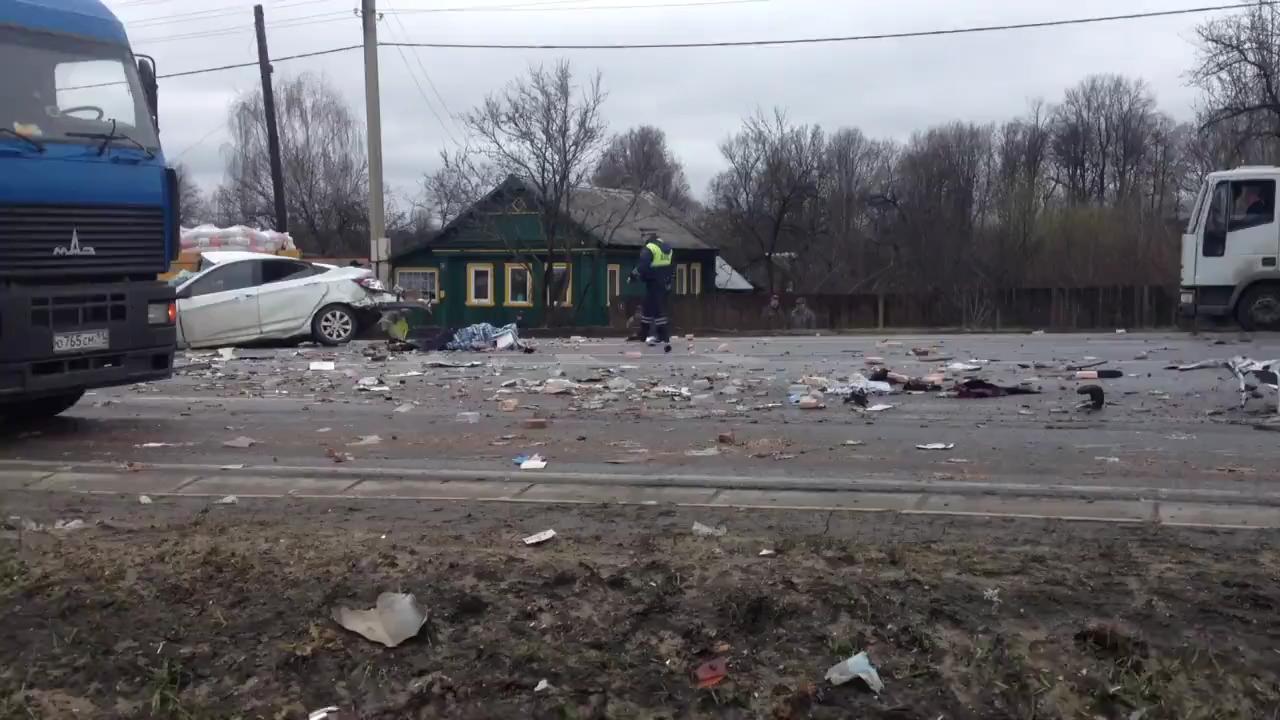 В автокатастрофе на М7 в черте деревни Пекша погибли два человека: легковой  автомобиль совершил лобовое столкновение с фурой - новости Владимирской  области