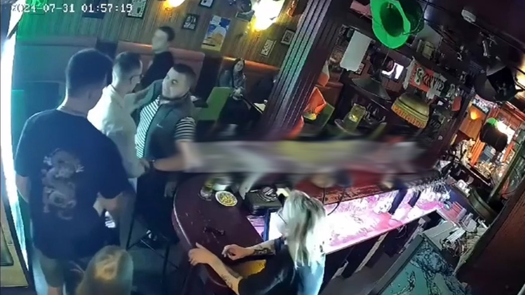 Пьяный посетитель набросился с кулаками на персонал и посетителей бара в центре Владимира