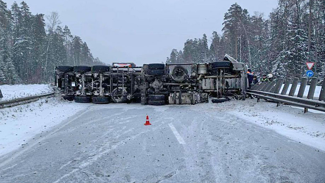 Опрокинувшийся в Ковровском районе грузовик перегородил обе полосы федеральной трассы М-7 в направлении Москвы