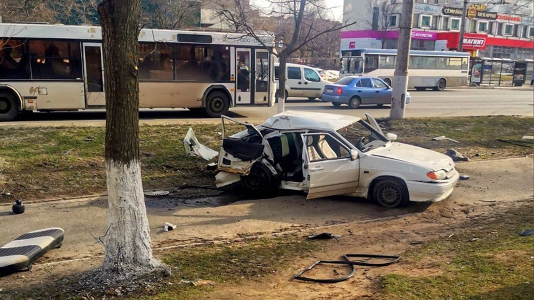 Молодой водитель за рулем ВАЗа вылетел на тротуар на центральной улице города Владимира
