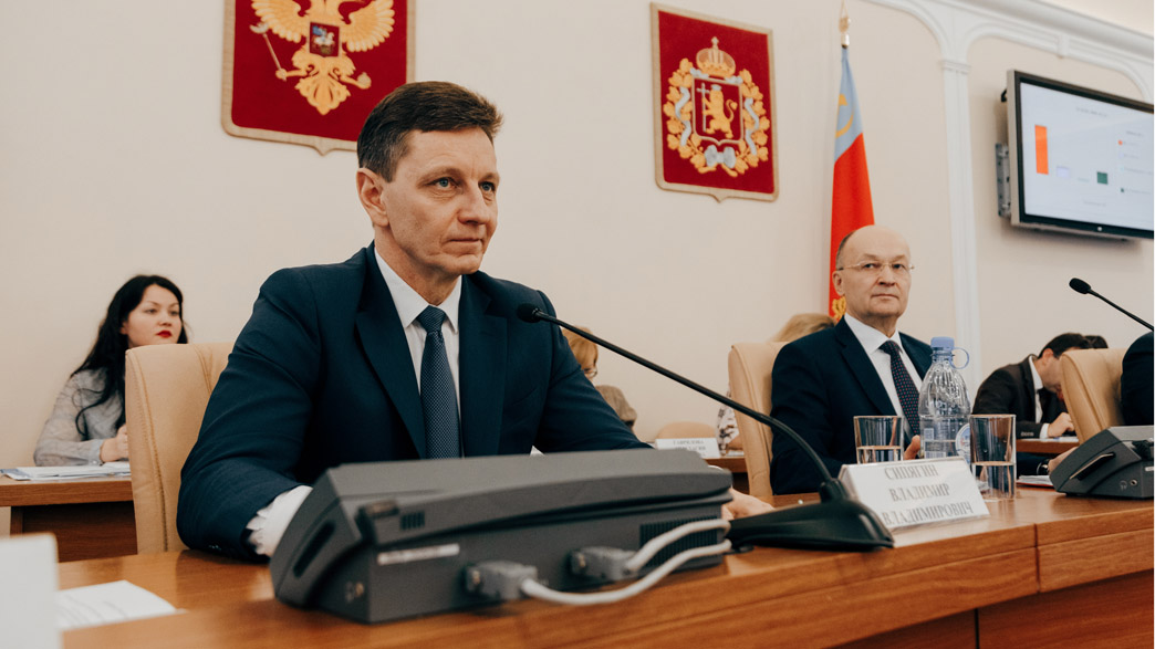 Депутаты ЗакСобрания требуют от губернатора Сипягина обязательного годового отчета