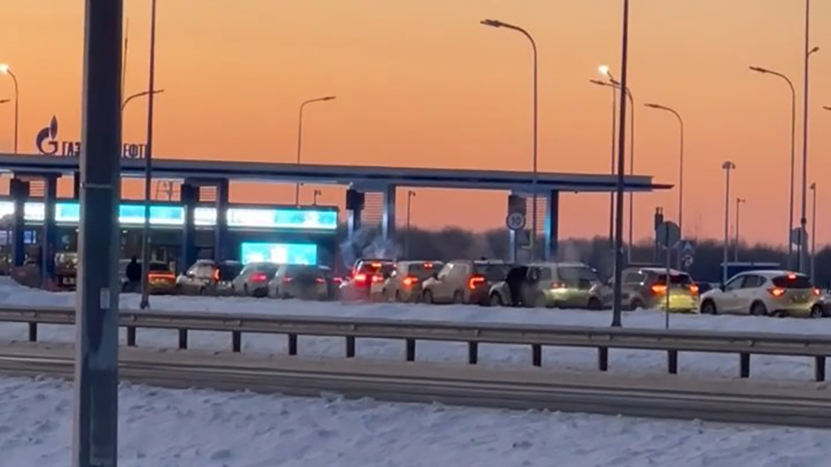 Водители жалуются на многочасовые очереди у АЗС вдоль владимирского отрезка федеральной трассы
