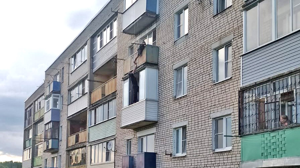 Полицейский спас бабушку, повисшую на бельевых веревках на балконе четвертого этажа