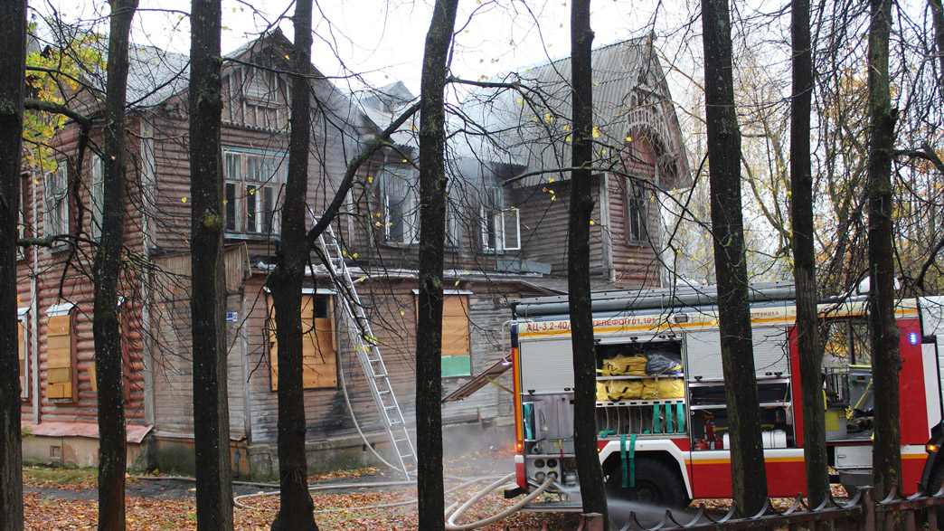 В Кольчугино горел исторический особняк, который энтузиасты пытаются спасти от сноса